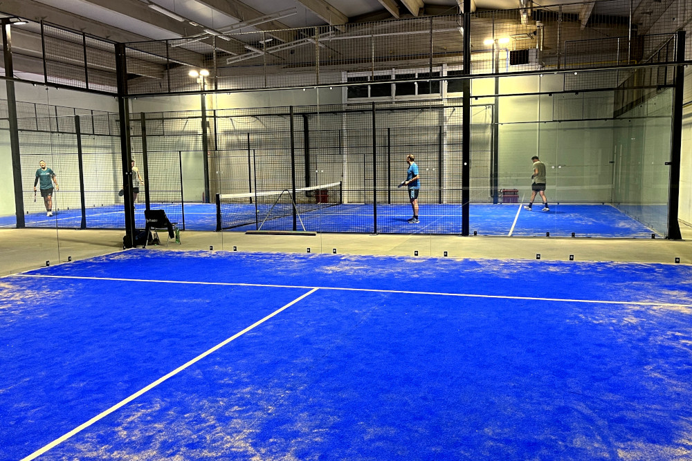 2 pokriti padel igrišči